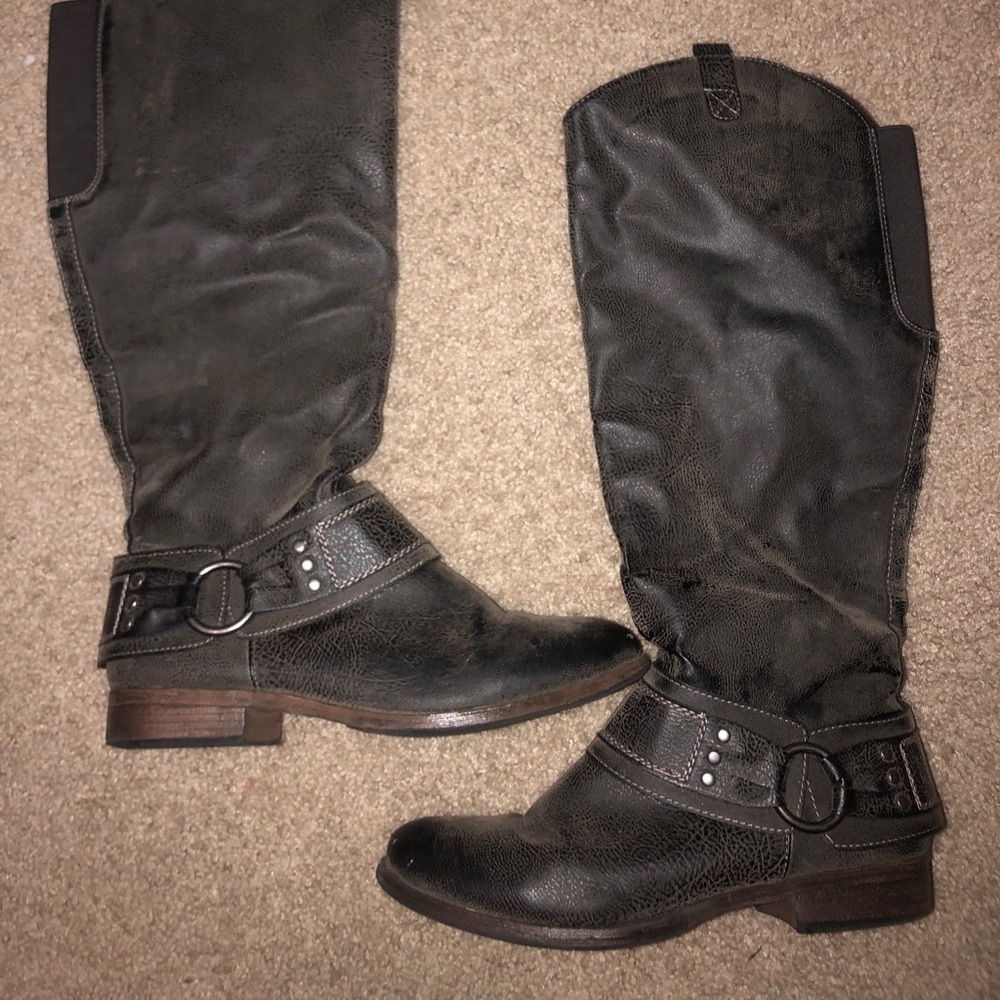 Women’s dark grey boots